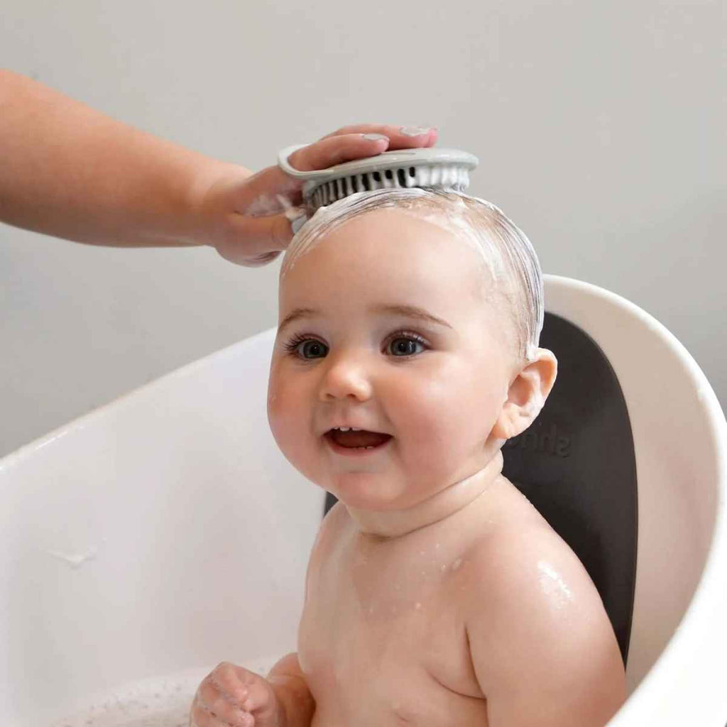 Shnuggle | Brush | Baby In Bath Having Hair Brushed | ChocoLoons