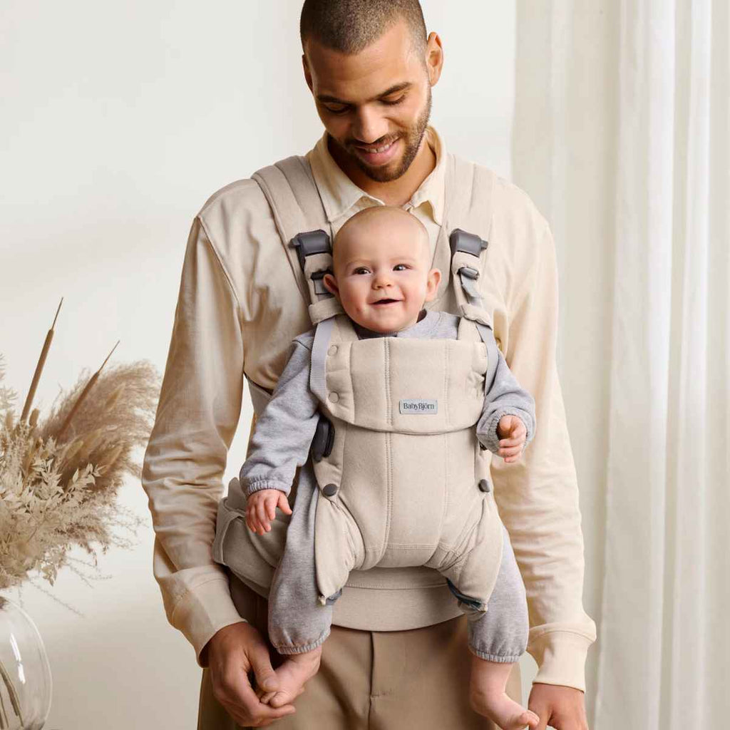BabyBjörn | Dad With Baby Carrier Harmony | Light Beige | ChocoLoons