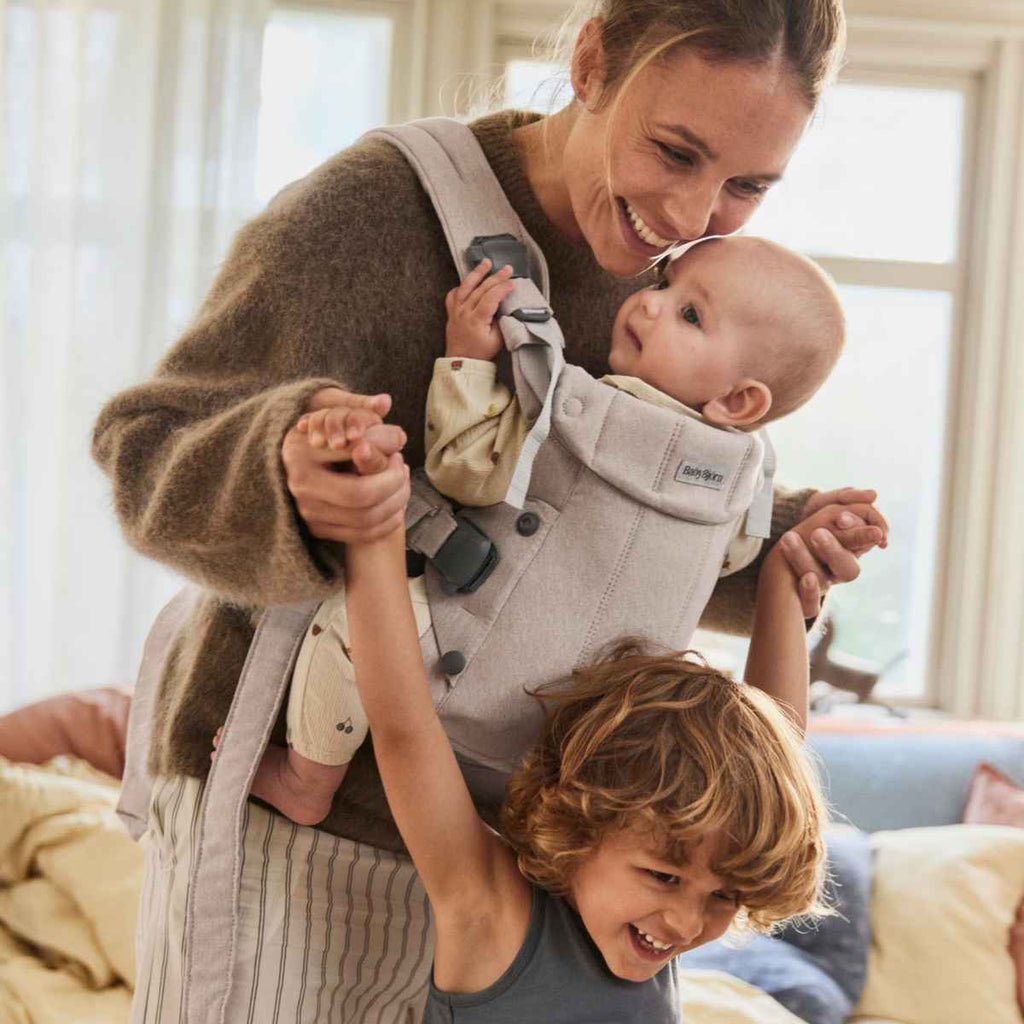 BabyBjörn | Mum With Baby Carrier Harmony | Light Beige | Woven Mélange | ChocoLoons