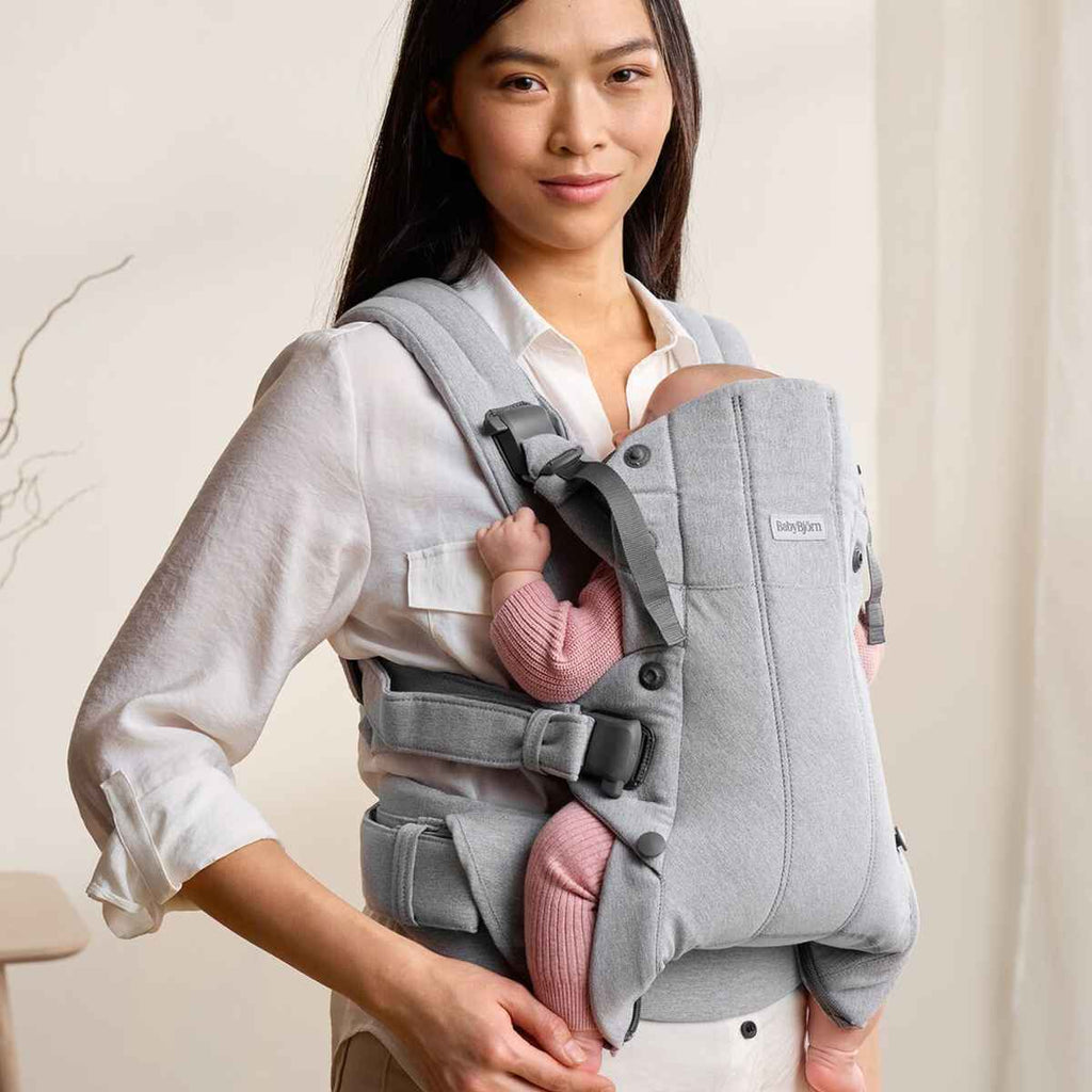 BabyBjörn | Mum With Baby Carrier Harmony | Light Grey | Woven Mélange | ChocoLoons