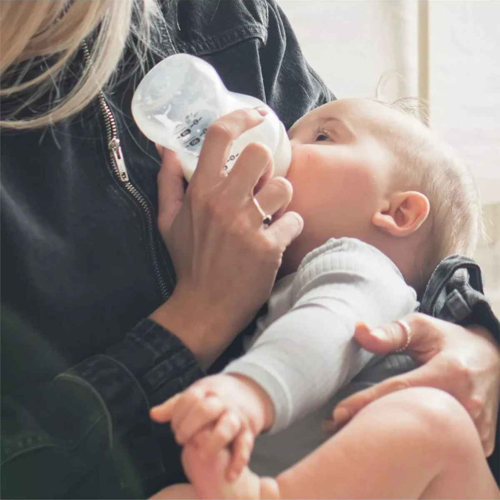 Tommee Tippee | Natural Start Baby Bottle 260ml 6 Pack | Baby Drinking From Bottle | ChocoLoons