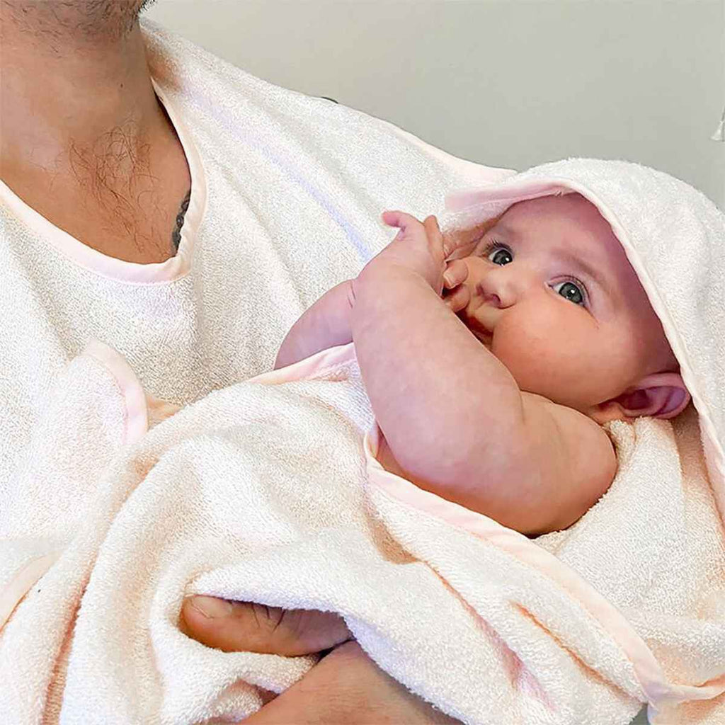 Shnuggle | Dad With Wearable Baby Towels | White | ChocoLoons