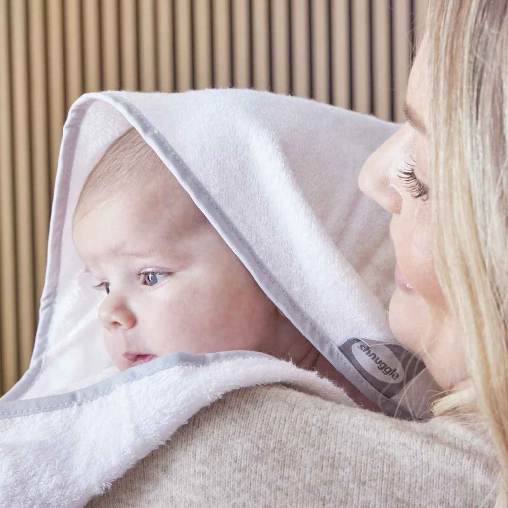 Shnuggle | Mum With Wearable Baby Towel | White | ChocoLoons
