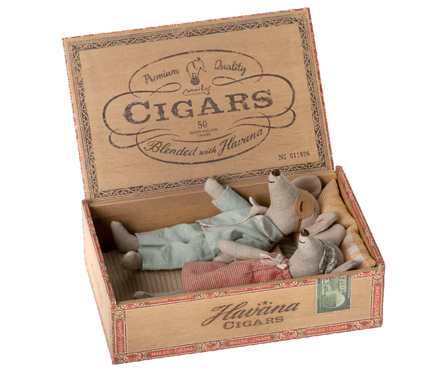Maileg | Mum & Dad Lying Down In Cigarbox | ChocoLoons